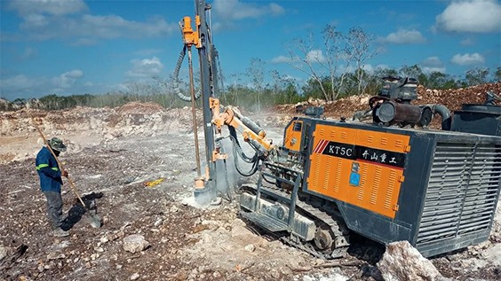 Kaishan kt5c rock drilling rig is drilling in the mine.